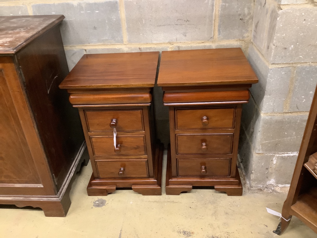 A pair of reproduction mahogany bedside cabinets, width 40cm, depth 39cm, height 55cm